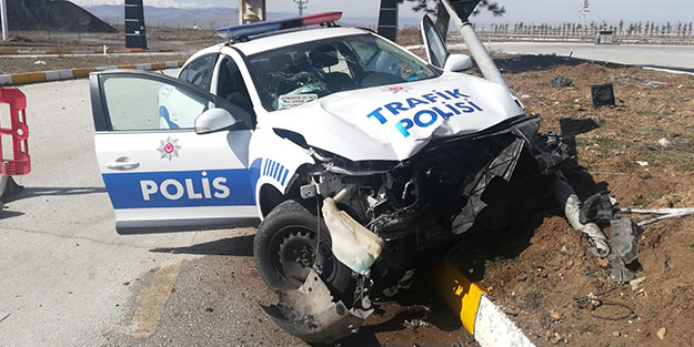 Polis memuru polis aracına çarptı! Yaralılar var