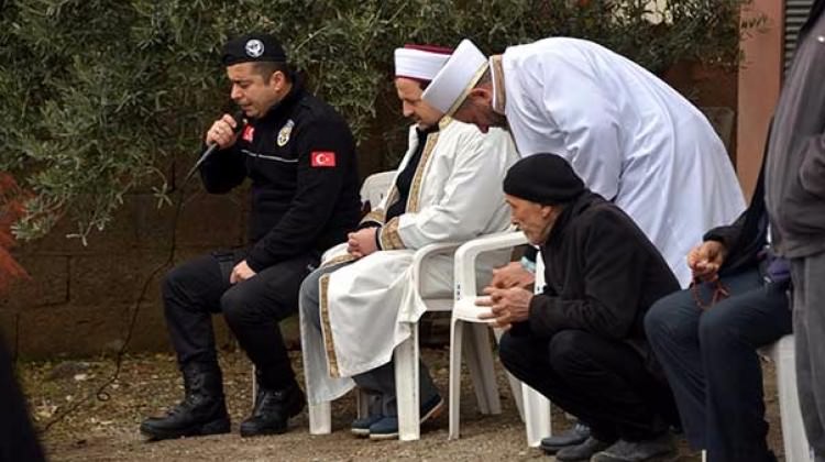 Şehidin naaşının bekletildiği sırada mikrofonu alıp...