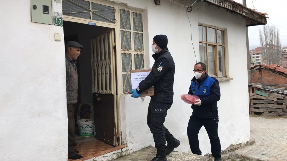 Polis memurundan evde kalan yaşlılara duygulandıran sözler 