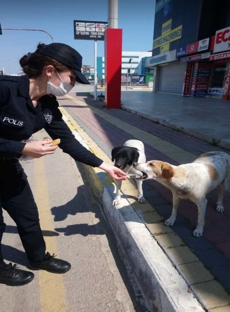 Polis memurundan iç ısıtan kareler 