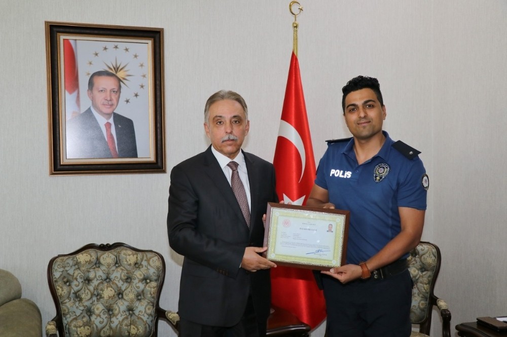 Polis memurunun duygulandıran davranışını Vali Toprak ödüllendirdi 
