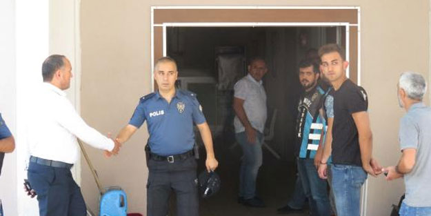 Polis merkezi önünde şüphelinin elini sıkan amir görevden alındı