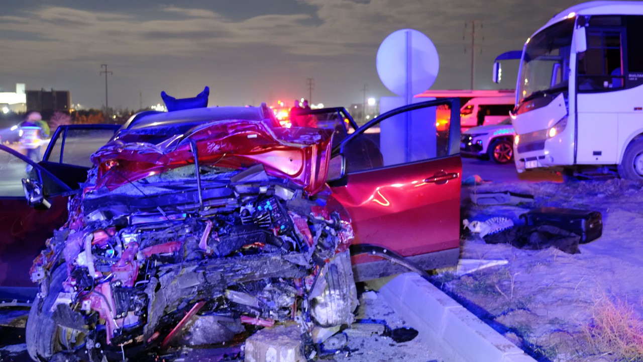 Polis midibüsüyle otomobil çarpıştı: Ölü ve yaralılar var