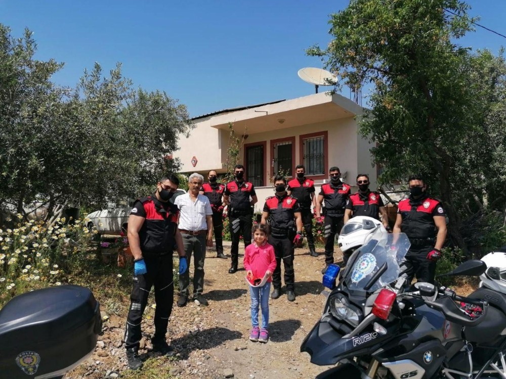 Polis motosikletini şemsiye ile koruyan Eylül’e sürpriz ziyaret 