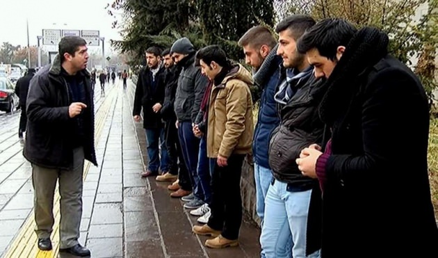 Polis müdürü karşısına aldı hepsini fırçaladı