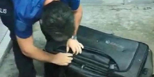 Polis neye uğradığını şaşırdı! Valizden çıkanı görünce şok oldular