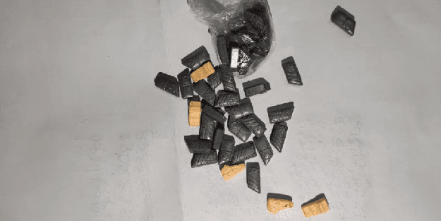 Polis noktasına uyuşturucuyla gelince enselendi