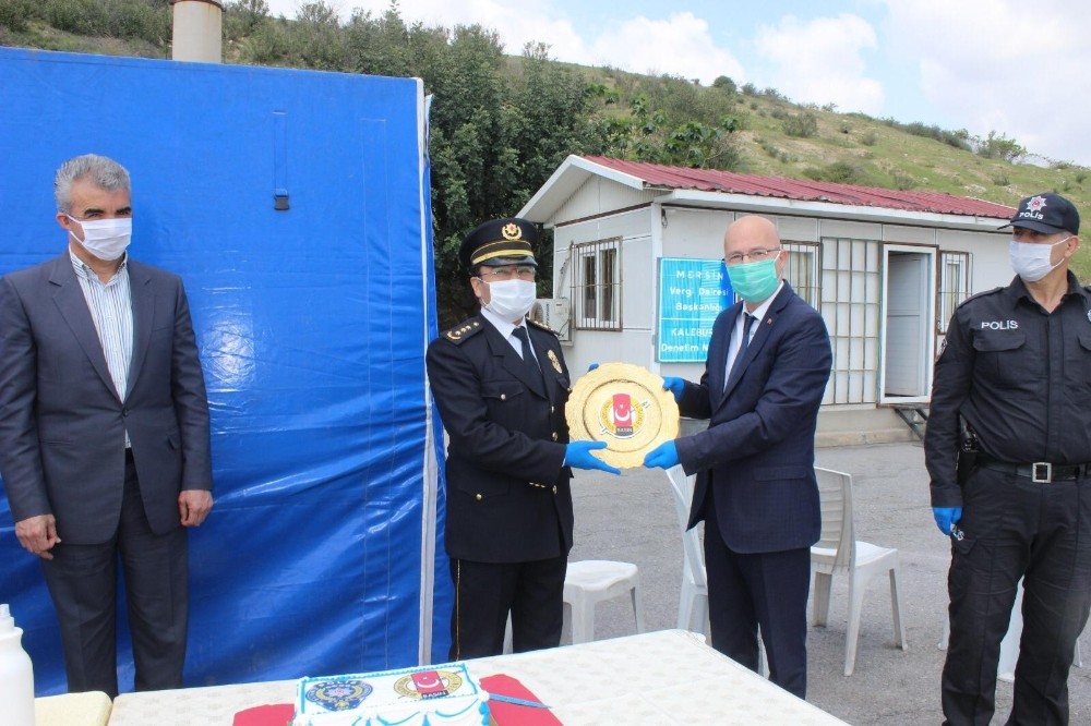 Polis noktasında pastalı kutlama 