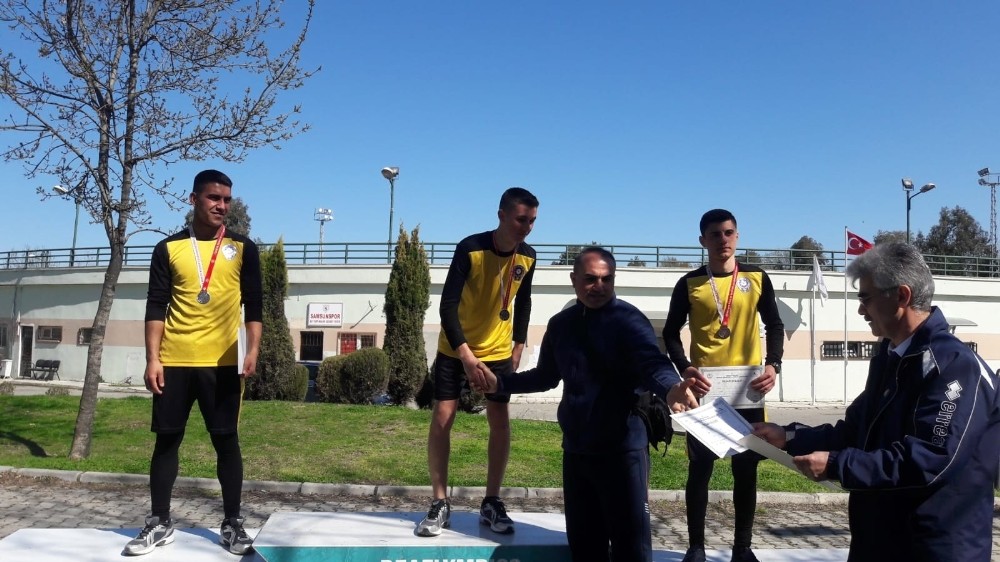 Polis okulu öğrencileri madalyaları topladı 