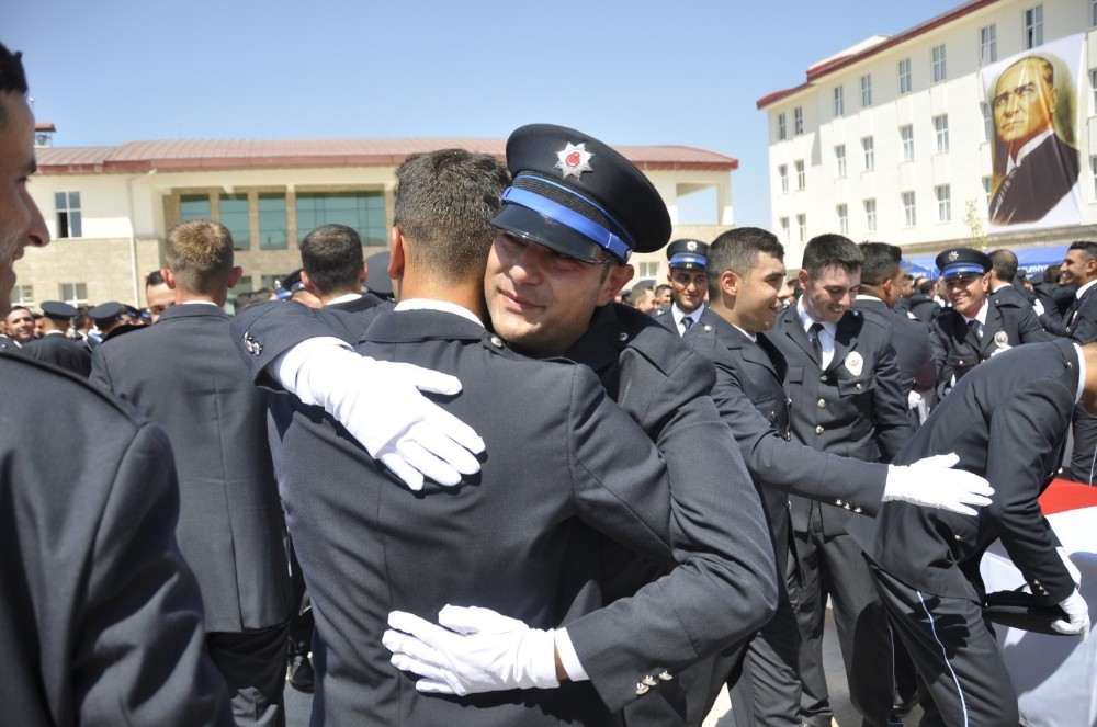 Polis okulunda mezuniyet sevinci 