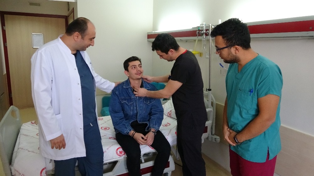 Polis olmak isteyen üniversiteli gence izsiz tiroit ameliyatı 