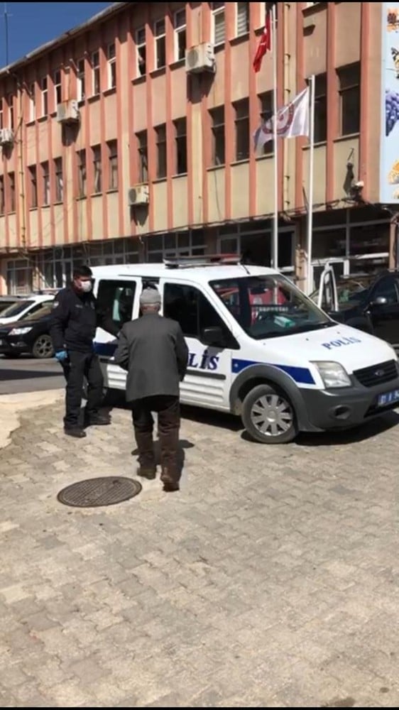 Polis önce anonsla uyardı sonra yaşlıları tek tek topladı 