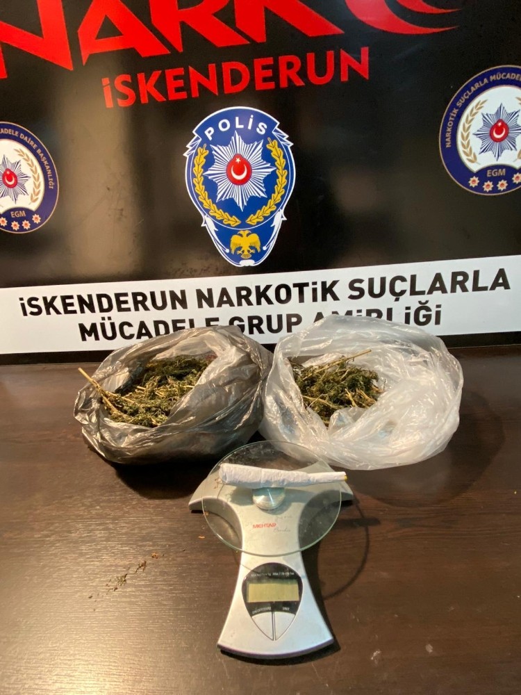 Polis operasyonunda esrar içerken yakalandılar 