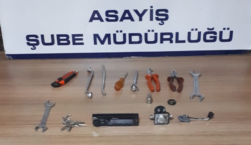 Polis, oto hırsızını suç üstü yakaladı 