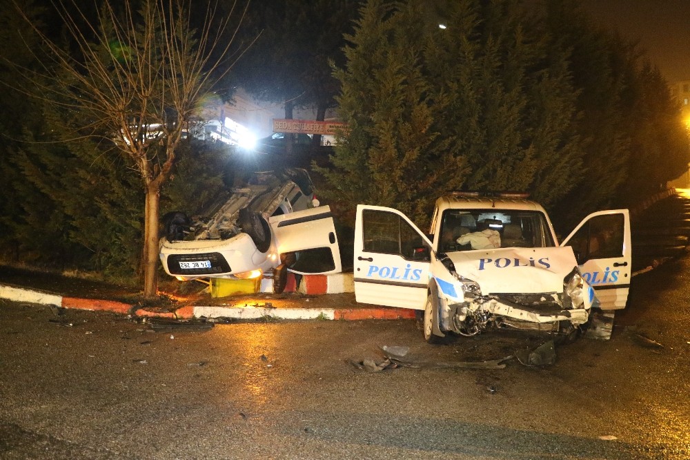 Polis otosu ile araç çarpıştı: 1’i polis 2 kişi yaralandı 