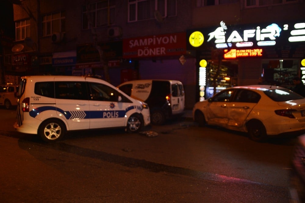 Polis otosuna çarptılar kaçmak isterken kaza yaptılar 