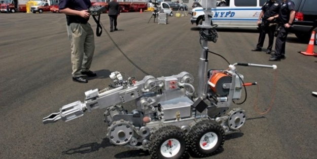 Polis robotu, suçluyu böyle yakaladı