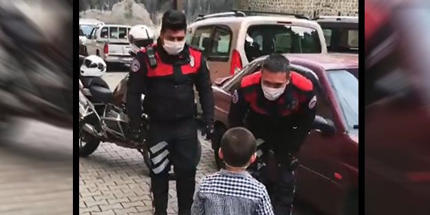 Polis sireninden korkan çocuğa ekiplerden doğum günü sürprizi