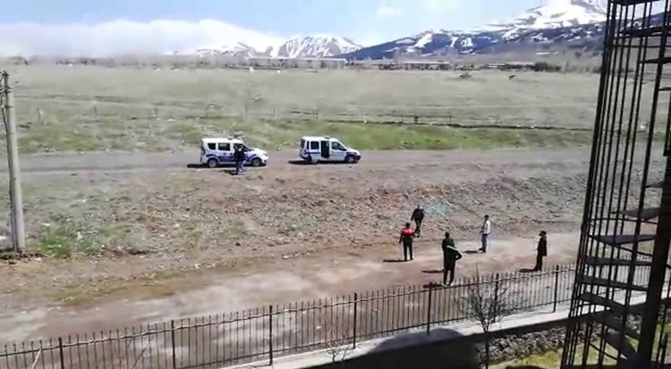 Polis sokağa çıkan gençleri topladı 