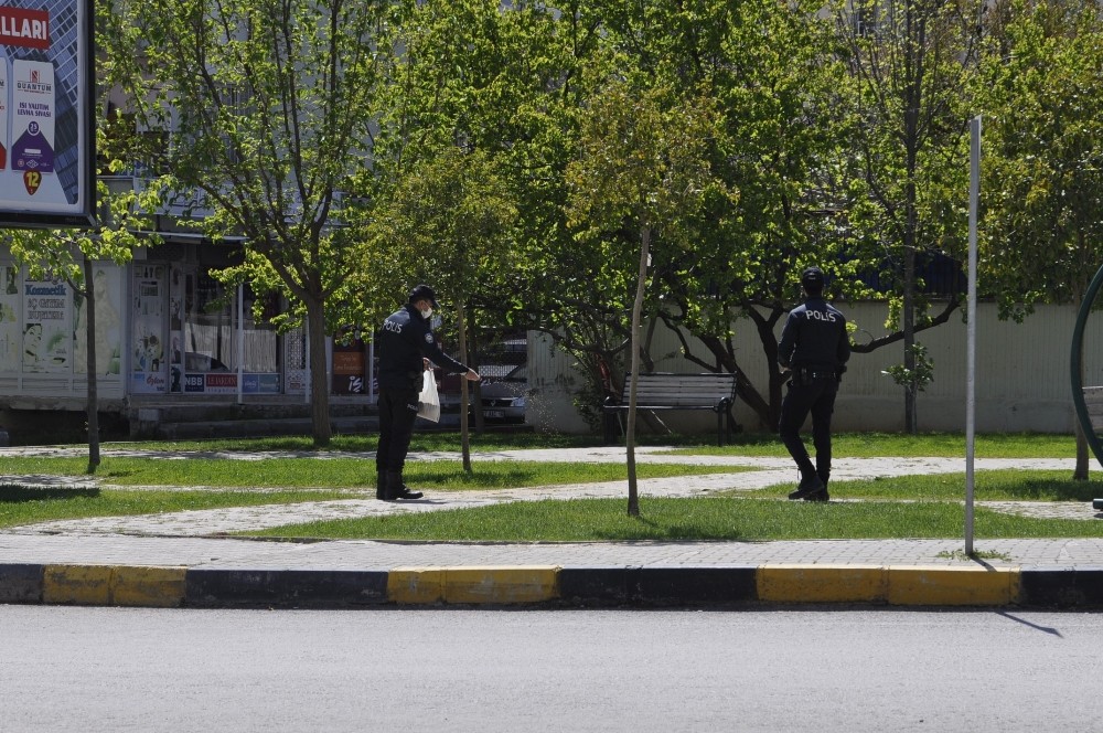 Polis sokak hayvanlarını unutmadı 
