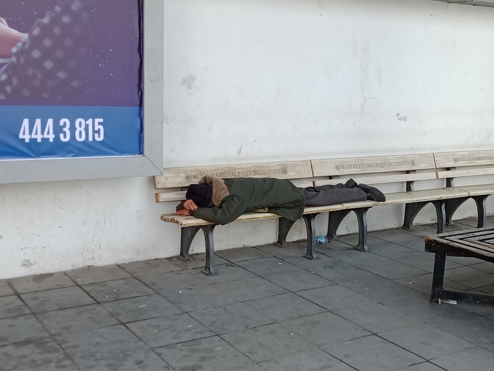 Polis sokakta 65 yaş üstü vatandaş ararken, meydanda sızan 70 yaşındaki adamı buldu 
