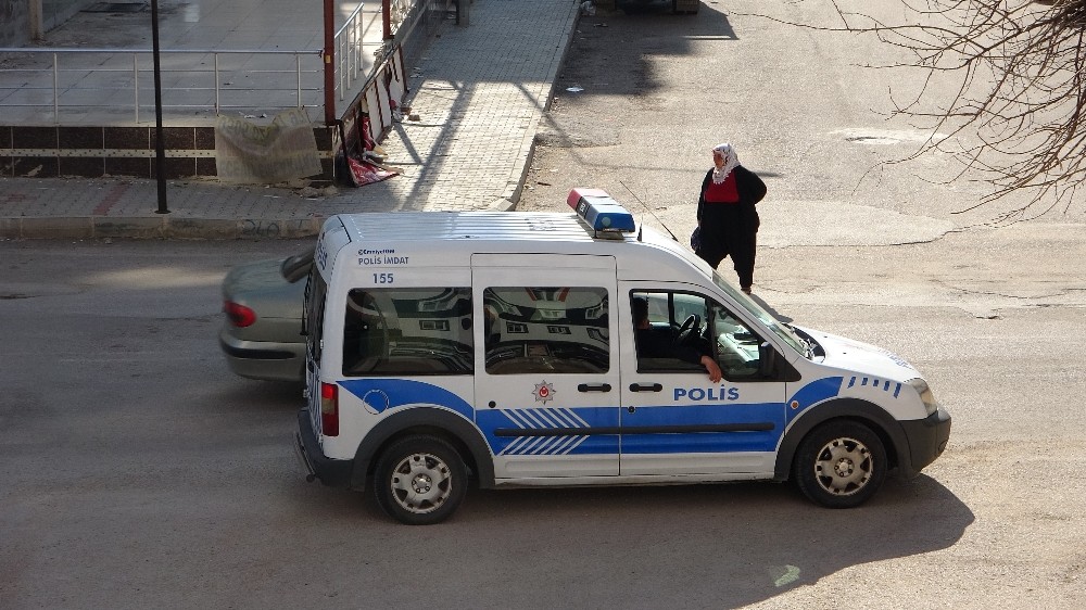 Polis sokaktaki yaşlıları uyardı 