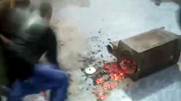 Polis son anda fark etti ve sobayı devirdi...