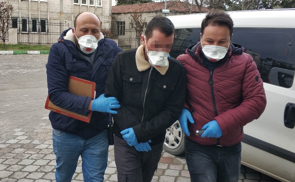Polis, şüphelileri adliyeye maskeyle sevk ediyor 