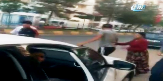 Polis tek sözüyle sopalı kadınları durdurdu