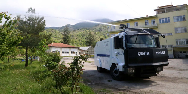 Polis TOMA'yla huzurevine girdi