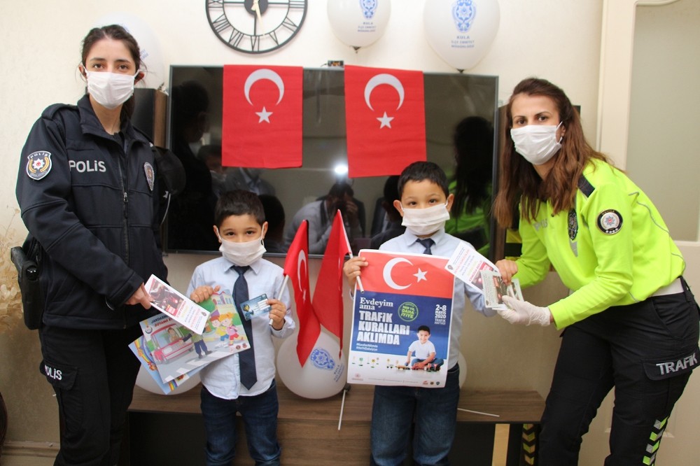 Polis, Trafik Haftası’nda evde kalan çocukları unutmadı 
