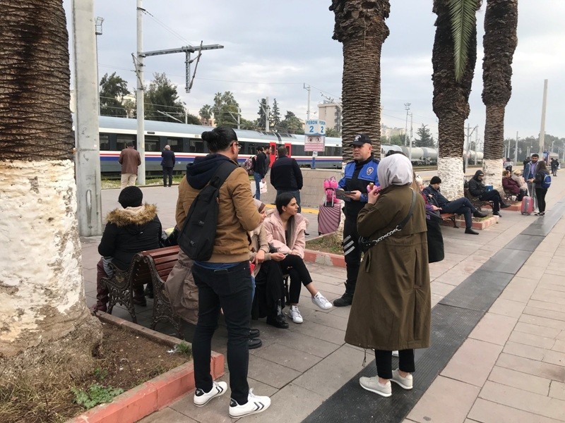 Polis, tren garlarında vatandaşları uyarıyor 