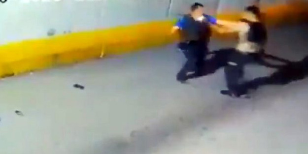 Polis ve bekçinin tekme tokat kavgası güvenlik kamerasında