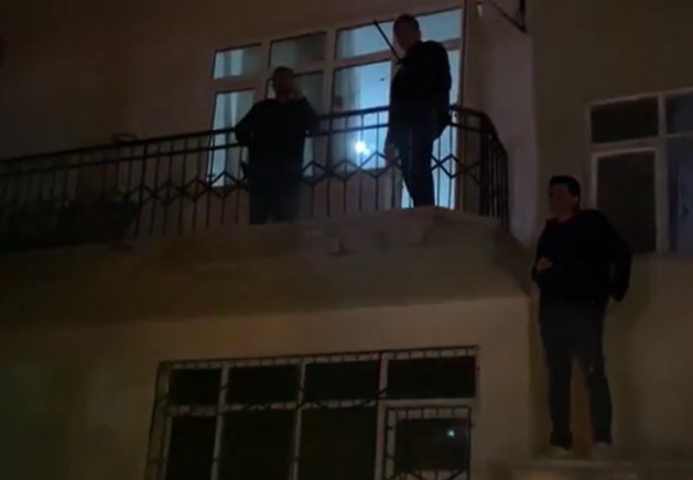 Polis ve Hırsız evde mahsur kaldı! Ev sahibine ulaşamadılar!
