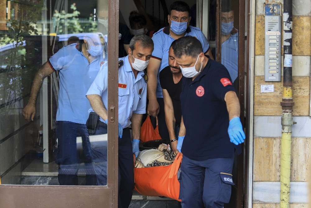 Polis ve itfaiye evde rahatsızlanan yaşlı adam için alarma geçti 