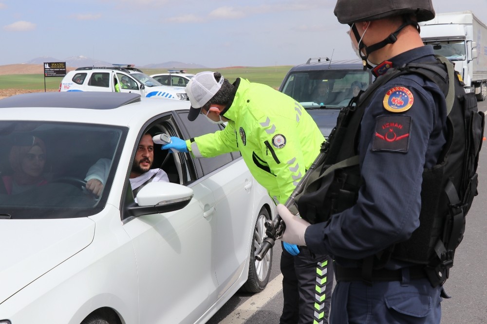 Polis ve jandarma tüm araçları durdurdu, tek tek ateş ölçtü 
