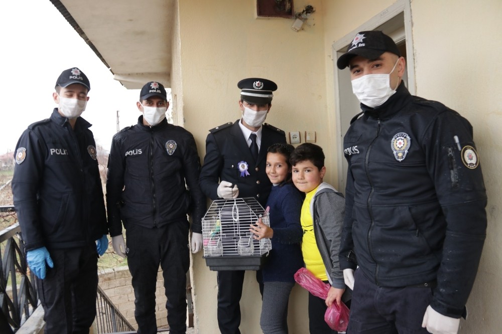 Polis ve zabıta ekibinden minik çocuklara kuş sürprizi 