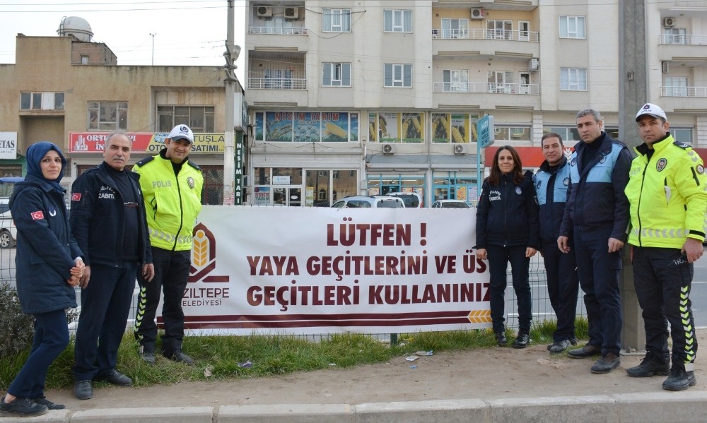 Polis ve zabıta üst geçit ve yaya geçidine dikkat çekmek için pankart astı 