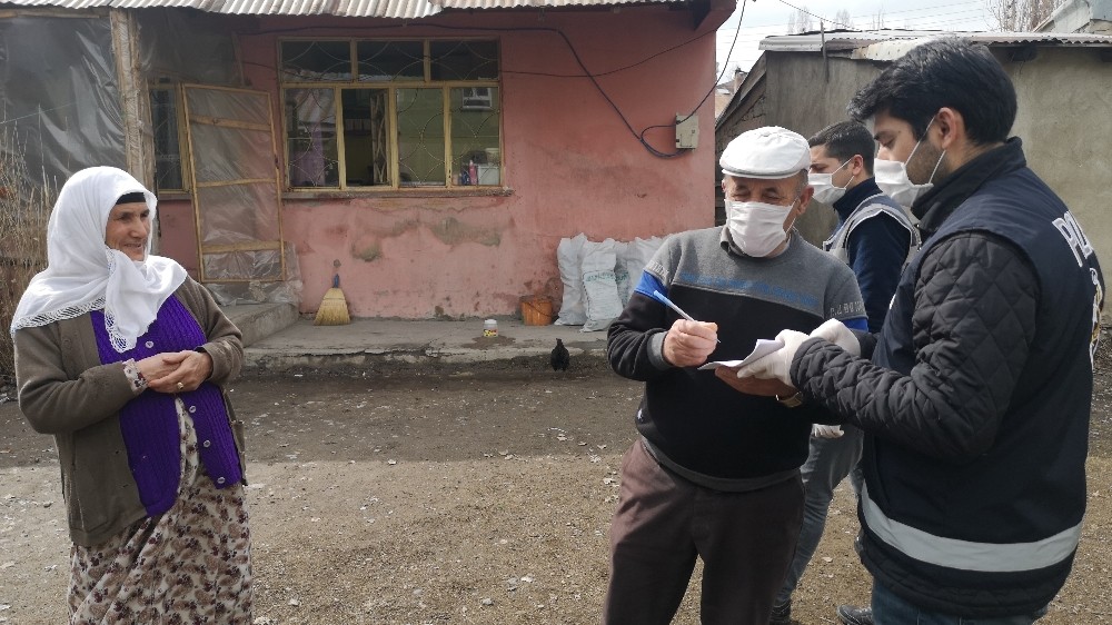 Polis, yakacağı biten yaşlı çifte odun götürdü 