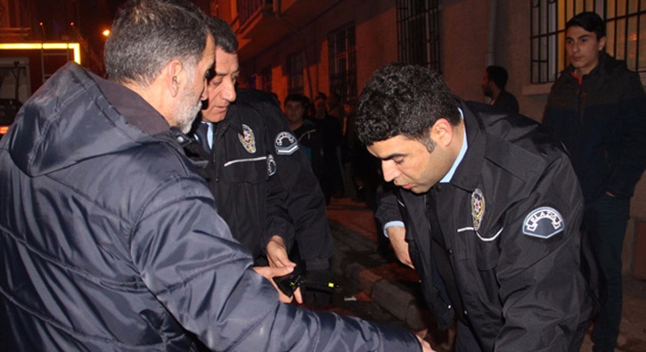 Polis yaralı kadını alevlerin arasından kurtardı