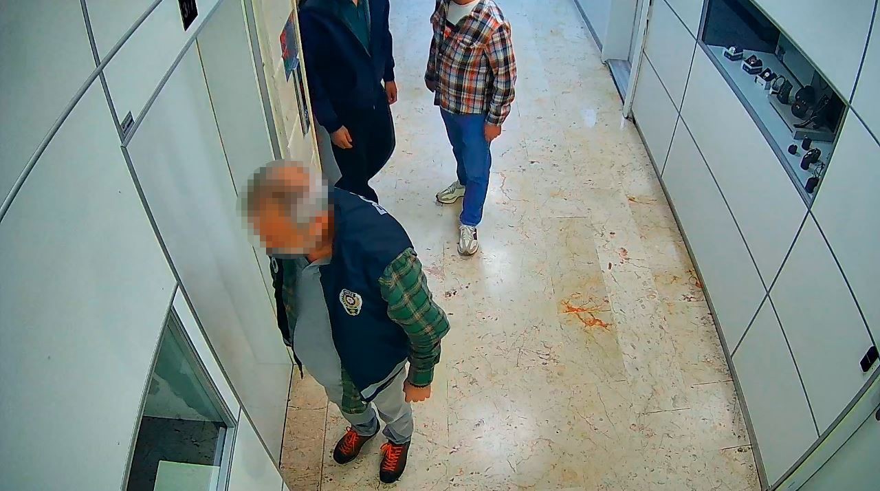 Polis yeleği kullandı! 1 milyon 600 bin liralık gasp