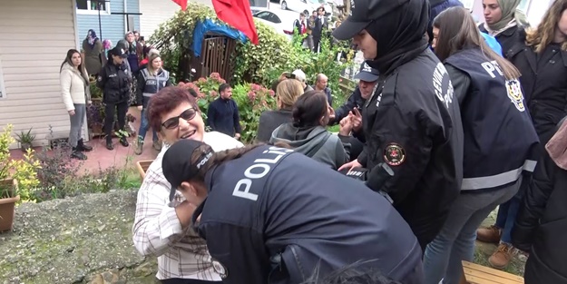 Polis yıkıma engel olmak isteyen vatandaşı böyle ikna etti