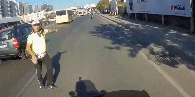 Polis yoldan geçen motorcuyu çevirdi; öndeki aracı takip dedi İşte o anlar…