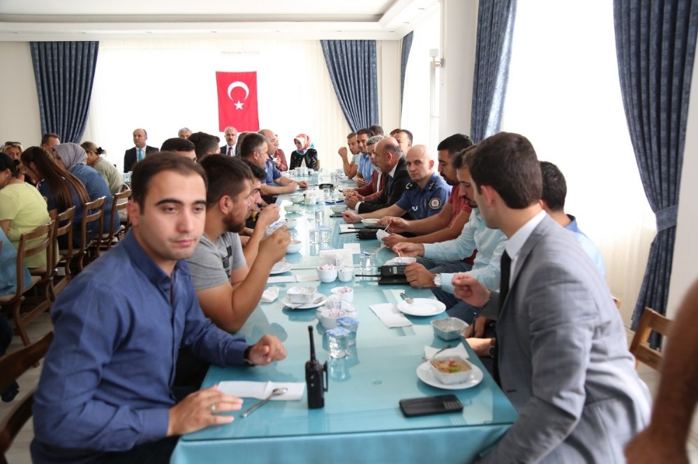 Polise aşure ikramı 