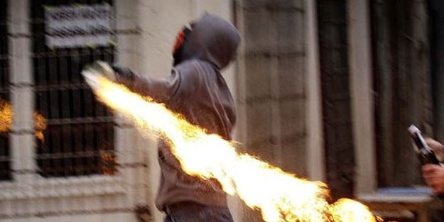 Polise atacağı bomba elinde patladı!