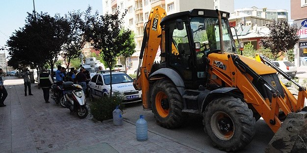 Polise atacakları bomba ellerinde patladı