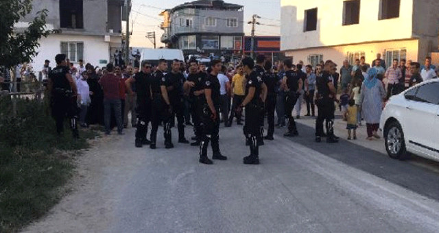 Polise bıçakla saldıran şahıs vurularak etkisi hale getirildi