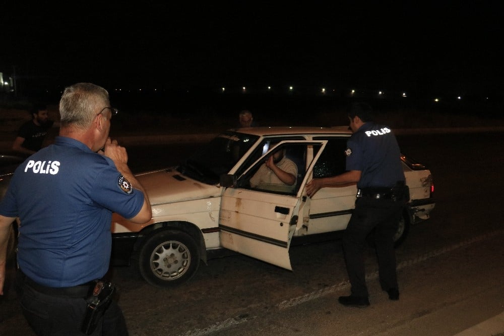 Polise çarpıp kaçan otomobil kovalamaca sonucu yakalandı, araçta 16 kilo esrar çıktı 
