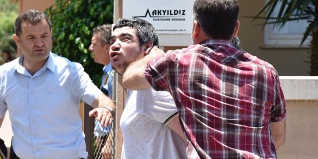 Polise çekiçle saldırdı! 