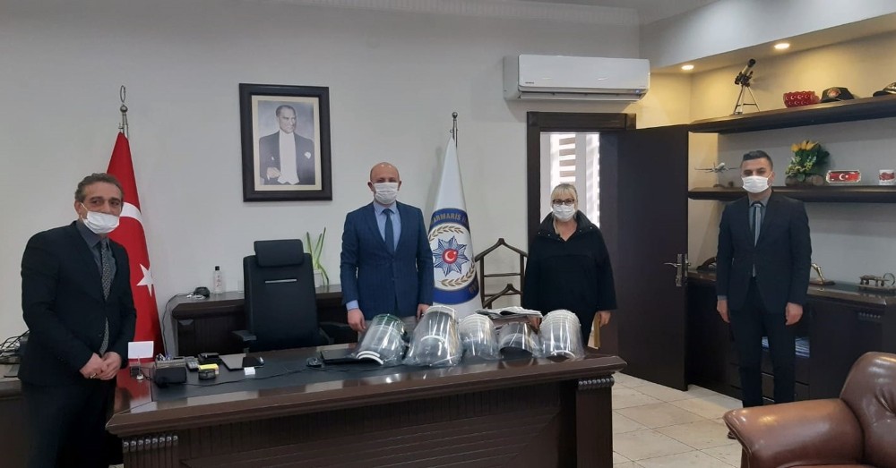 Polise çiçek yerine koruyucu maske 